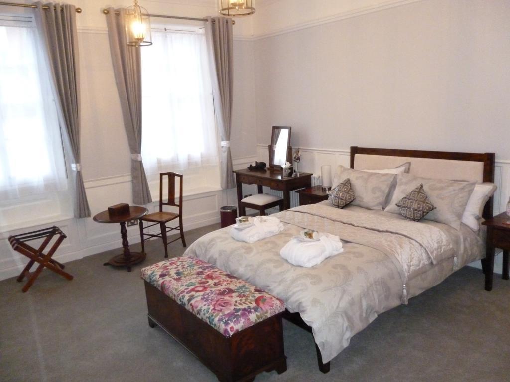Kings House Wokingham Guest House ภายนอก รูปภาพ